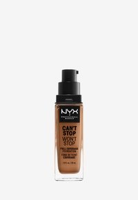 NYX Can't Stop Won't Stop foundation i en rektangulär glasflaska. 30 mL kapacitet, med en svart pumpdispenser, brun vätska inuti.