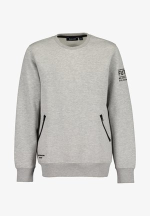Sweat-shirt gris clair à manches longues avec col rond, deux poches zippées noires à l'avant, et texte noir sur la manche gauche et le bas devant.