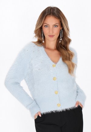 Světle modrý chlupatý cardigan s výstřihem do V, zdobený zlatými knoflíky a dekorativními rhinestonovými kamínky na ramenou. Dlouhé rukávy a jemná textura.