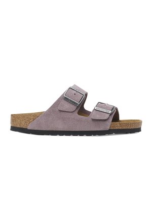 Paarse suède Birkenstock-sandaal met twee verstelbare zilveren gespen, kurken voetbed en zwarte rubberen zool, zijaanzicht.
