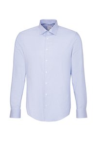 Camicia azzurra chiara, a maniche lunghe, realizzata in tessuto morbido, con chiusura a bottoni, colletto standard e orlo arrotondato.