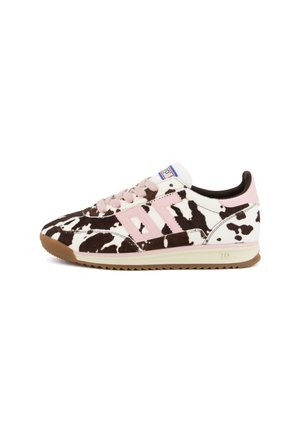 Zapatilla baja con estampado de vaca marrón y blanco, detalles en ante rosa, cordones rosas y suela de goma beige con dibujo acanalado.