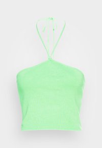 Top halter verde canelado com laços ajustáveis. Textura suave, design justo e comprimento cropped. Sem padrões ou acentos visíveis.
