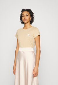 Calvin Klein Jeans MONOLOGO SLIM TEE 2 PACK - T-shirt básica - tawny sand/bright white
