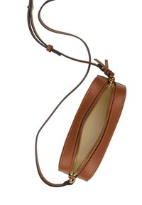 Brązowa skórzana torebka crossbody z zamkiem błyskawicznym, wąskim owalnym kształcie i złotymi akcentami. Wnętrze wyłożone jasną tkaniną.