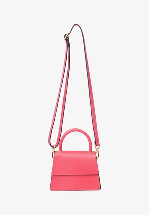 Roosa nahast käsitasku, millel on struktureeritud kuju, varustatud ülemise käepideme ja eemaldatava rihmaga. Kotil on klapp sulgemine ja kontrastsed servad.