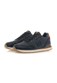 Zapatillas de deporte azul marino con materiales de cuero y sintéticos, punta redondeada, parte superior texturizada, acentos marrones y suela de goma.