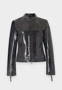 Μαύρο γυαλιστερό μπουφάν από ψεύτικο δέρμα φιδιού με φερμουάρ στο εμπρός μέρος, όρθιο γιακά, τσέπες με φερμουάρ και λεπτομέρειες με λουράκι στον καρπό στα μακριά μανίκια.