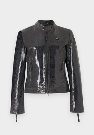 Μαύρο γυαλιστερό μπουφάν από ψεύτικο δέρμα φιδιού με φερμουάρ στο εμπρός μέρος, όρθιο γιακά, τσέπες με φερμουάρ και λεπτομέρειες με λουράκι στον καρπό στα μακριά μανίκια.