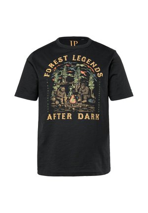 Schwarzes Baumwoll-T-Shirt mit einer Illustration von Bären am Lagerfeuer, umgeben von Bäumen, mit dem Text „FORSTLEGENDEN NACH DUNKELHEIT“ in Gelb und Orange.