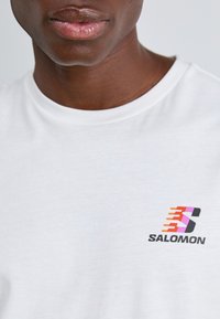 Salomon FURIOUS TEE UNISEX - Trükipildiga T-särk - white