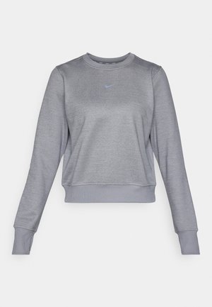Sivá Nike dukserica s okruglim izrezom, dugim rukavima, rebrastim manžetama i donjim rubom, s malim svijetloplave logotipom na prsima.