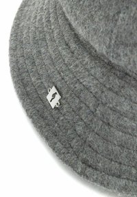 Szary wełniany kapelusz bucket z teksturowaną powierzchnią, z metalowym akcentem w kolorze srebrnym po boku. Krawędź jest miękka i zaokrąglona.