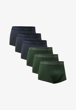 Fem par herrboxershorts i mörkgrått, marinblått och grönt. Tillverkade i bomull med elastiska midjeband märkta "DANISH ENDURANCE."