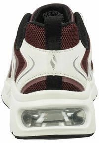 Zapatilla deportiva en color burdeos y blanco con parte superior de malla, acentos de soporte en negro y una suela con amortiguación de aire transparente. Presenta un cuello acolchado.