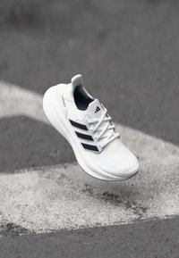 ULTRABOOST 5 - Παπούτσια για τρέξιμο σε δρόμο - footwear white/halo silver-coloured/purple burst
