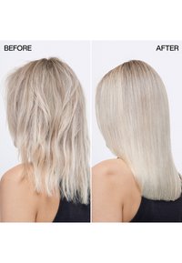 Vorher: Welliges, strukturiertes hellblondes Haar mit gespaltenen Spitzen. Nachher: Glattes, glänzendes hellblondes Haar mit einem gerade geschnittenen, einheitlichen Schnitt.