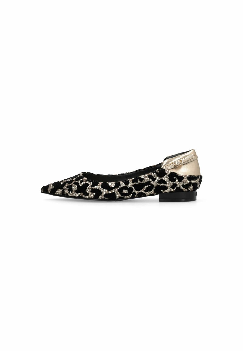 Chaussure plate en velours noir avec imprimé animal en paillettes argentées, bout pointu et détail de talon arrière doré métallique. Talon bloc noir minimaliste.