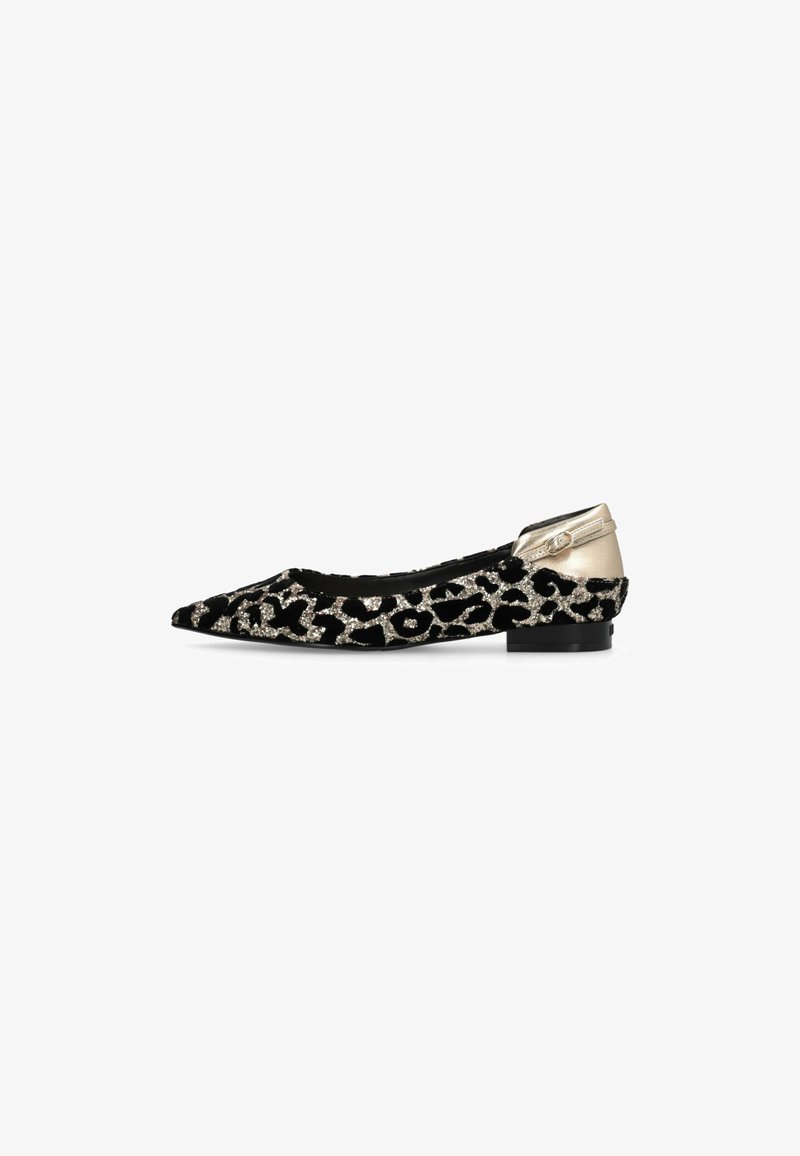 Chaussure plate en velours noir avec imprimé animal en paillettes argentées, bout pointu et détail de talon arrière doré métallique. Talon bloc noir minimaliste.