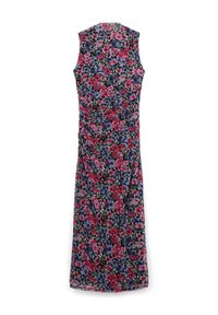 Robe florale avec une silhouette ajustée, sans manches, présentant des fleurs rouges et violettes sur un fond sombre, et un détail plissé sur le côté.