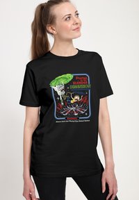 Czarny bawełniany t-shirt z kolorowym nadrukiem przedstawiającym postacie i tekst „Portal do Wymiaru Blender” oraz etykietą ostrzegawczą.