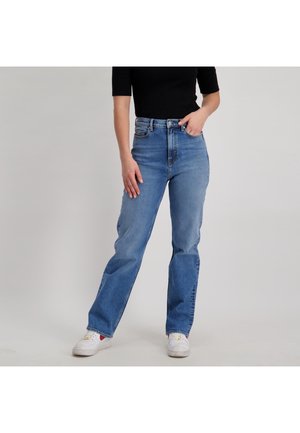 Hoge taille, lichtblauwe denim jeans met een rechte snit, voorzien van vijf zakken en minimale slijtage. Gemaakt met witte sneakers.