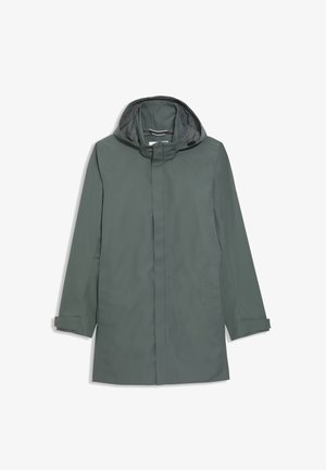 Impermeabile verde con cappuccio, dotato di una cerniera frontale e chiusura a scatto, tasche laterali e polsini regolabili. Tessuto dalla texture liscia.