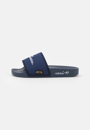 Granatowy slider Adidas z regulowanym paskiem z tkaniny Cordura i białym logo Adidas na podeszwie.