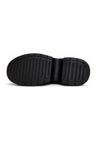Talpa de pantof din cauciuc negru cu modele de adâncire orizontale și verticale. Are o formă rotunjită și margini netede pentru aderență și durabilitate.