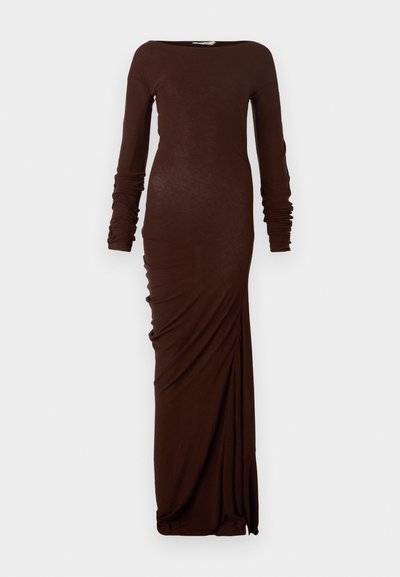 Brūna, garām piedurknēm, pieguļoša maksi kleita ar rušētiem detaļām gar sāniem un laivveida dekoltē, izgatavota no mīksta, viegla auduma.