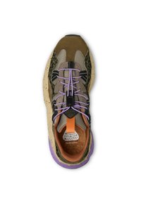Sneaker con lacci in pelle scamosciata marrone, dettagli in rete, lacci viola e suola crema maculata. Caratterizzato da un'etichetta di accento arancione.