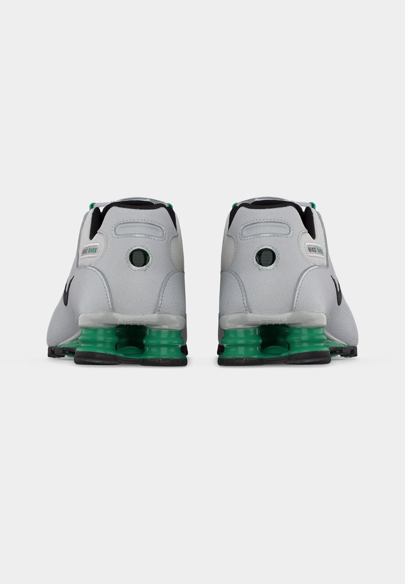 Nike Sportswear SHOX NZ - Tenisky - grey fog/black/stadium green/fir/light pumice