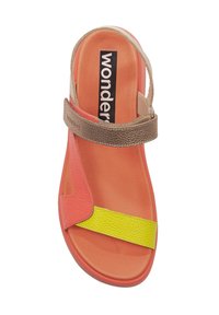 Sandalias coral y amarillas con una correa marrón texturizada, que presentan una plantilla contorneada naranja y un logotipo de la marca en el lado interior.