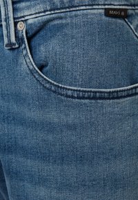 Mavi Men's Matt Mid Rise Relaxed Straight Leg Jeans In Rinse Brushed Nashville – Mavi nada