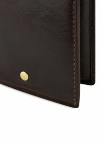 Bruine leren portemonnee met een gestructureerd oppervlak, contrasterende stiksels en een gouden drukknopdetail. Elegant ontworpen met een gevouwen vorm.