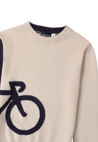 Maglione beige chiaro con scollatura tonda, caratterizzato da una grafica di una bicicletta blu navy sul davanti e maniche blu navy a contrasto. Texture in maglia morbida.