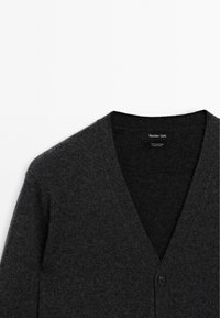 Donkergrijze cashmere cardigan met een V-hals ontwerp, voorzien van een enkele knoopsluiting en een zachte textuur. Label leest "Massimo Dutti."
