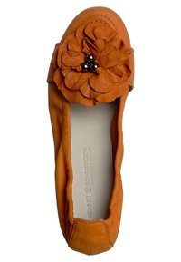 Chaussure plate en cuir orange avec un ornement floral et des détails en perles noires. Texture douce et design à bout rond avec une semelle intérieure rembourrée.