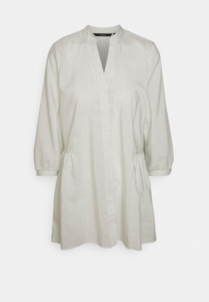 Camisa branca com riscas verticais cinzas claras, mangas longas com bolsa, colarinho alto e bolsos laterais, feita de tecido suave.