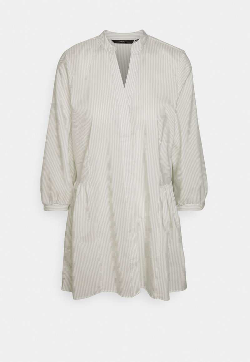 Camisa branca com riscas verticais cinzas claras, mangas longas com bolsa, colarinho alto e bolsos laterais, feita de tecido suave.