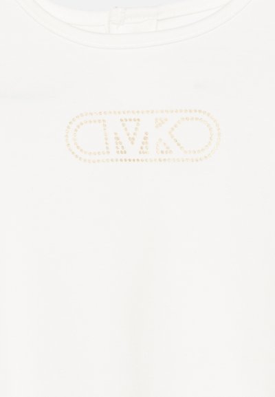 Witte katoenen t-shirt met een ronde halslijn en een gouden rhinestone logo in het midden, met een gladde textuur en korte mouwen.