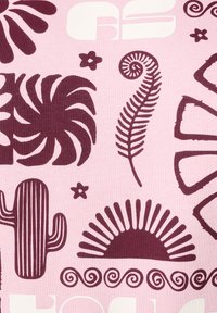 Stof met een roze achtergrond en kastanjebruine tropische patronen, waaronder varens, bloemen, cactussen en abstracte vormen.