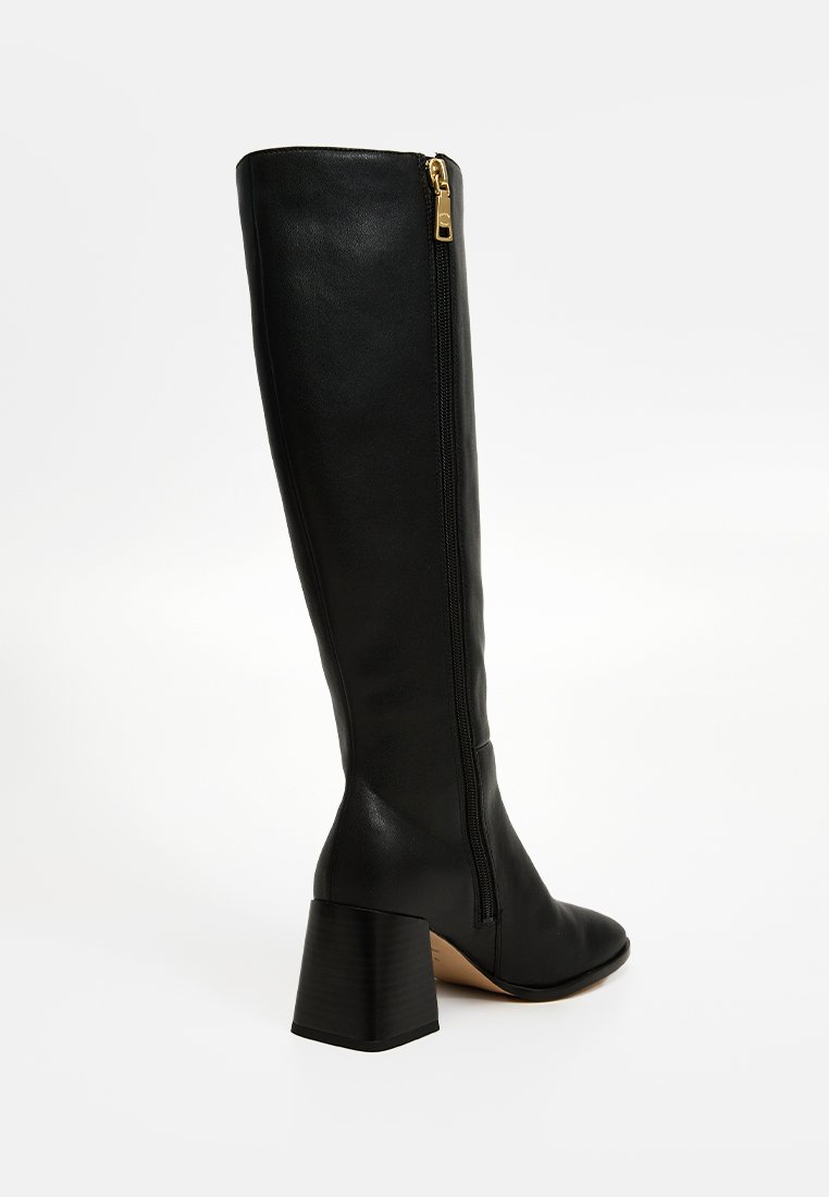 Czarne skórzane wysokie botki do kolan z grubym obcasem, zamkiem błyskawicznym z boku, gładką teksturą i spiczastym noskiem.