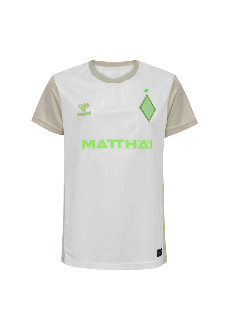 Weißes Fußballtrikot mit kurzen Ärmeln und hellbeigen Akzenten, das grüne Logos und Texte zeigt. Die Vorderseite hat ein vertikales Streifenmuster.