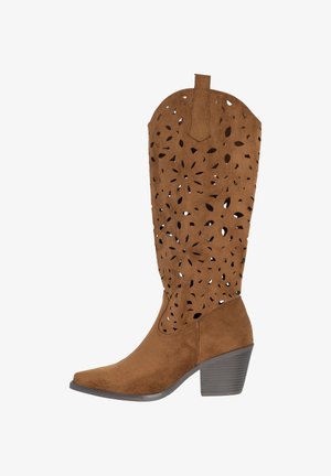 Botte mi-mollet en daim marron avec motifs découpés floraux, bout pointu, languette d\'enfilage et talon bloc empilé.