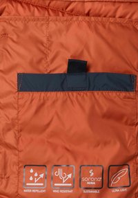 Oranje waterafstotend, windbestendig jasje materiaal met een marineblauwe patch en labels die duurzaamheid en ultralichte kenmerken aangeven.