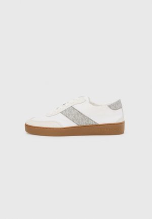 Baltas sportbačiai su pilkomis MK logotipo detalėmis, tekstūriniais sluoksniais ir guminėmis padais. Su plokščiais raišteliais ir prekės ženklu šone.