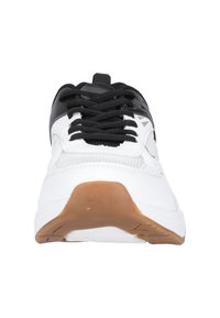 Sportsskor med en ovandel i mesh och syntetmaterial i vitt och svart. Har svarta snören och en gummisula med en färg av trä.