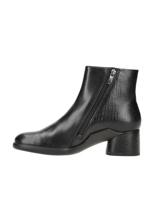 Black ankle boot made of smooth leather with a textured crocodile pattern on the heel, featuring a side zipper and a chunky heel.