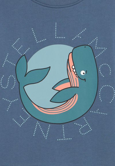 Καρτούν μπλε φάλαινα με ροζ ρίγες, που χαμογελά και είναι σε καμπύλη θέση, στο κέντρο ενός μπλε φόντου με το κείμενο "THE LLAMARINOS KIDS" γύρω της.